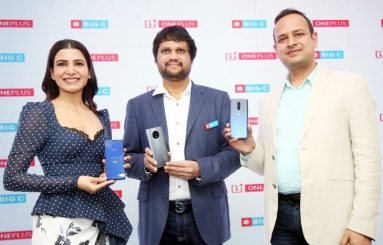 Samantha-Launches-OnePlus-Mobile-At-Big-C-12