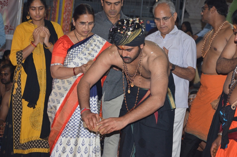 Sharwanand Conduct Ayyappa Swamy Pooja At Film Nagar Temple