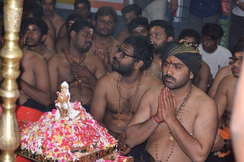 Sharwanand-Conduct-Ayyappa-Swamy-Pooja-At-Film-Nagar-Temple-02