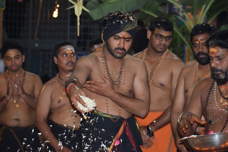 Sharwanand-Conduct-Ayyappa-Swamy-Pooja-At-Film-Nagar-Temple-04