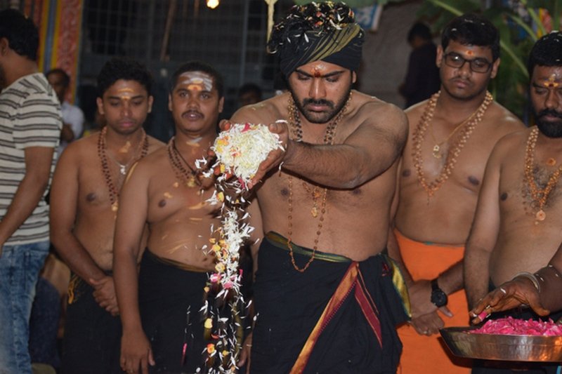 Sharwanand-Conduct-Ayyappa-Swamy-Pooja-At-Film-Nagar-Temple-05