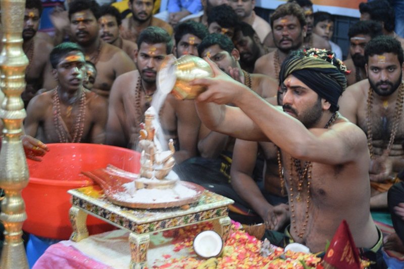 Sharwanand-Conduct-Ayyappa-Swamy-Pooja-At-Film-Nagar-Temple-10