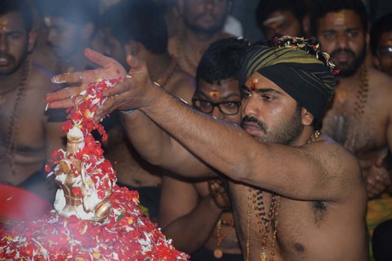 Sharwanand-Conduct-Ayyappa-Swamy-Pooja-At-Film-Nagar-Temple-12