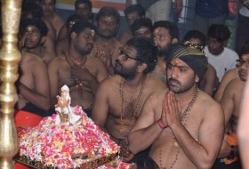 Sharwanand-Conduct-Ayyappa-Swamy-Pooja-At-Film-Nagar-Temple-02