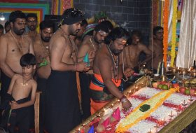 Sharwanand-Conduct-Ayyappa-Swamy-Pooja-At-Film-Nagar-Temple-03