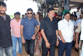 Srinivasa-Kalyanam-Movie-Team-At-Dwaraka-Tirumala-04