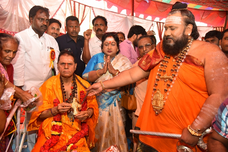 TSR-Honors-Saroja-Devi-With-Viswanata-Samragni-Award-02