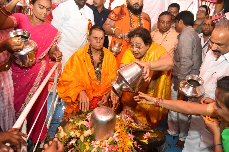 TSR-Honors-Saroja-Devi-With-Viswanata-Samragni-Award-04