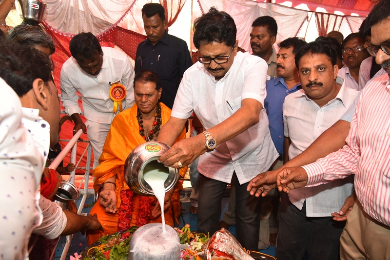 TSR-Honors-Saroja-Devi-With-Viswanata-Samragni-Award-05