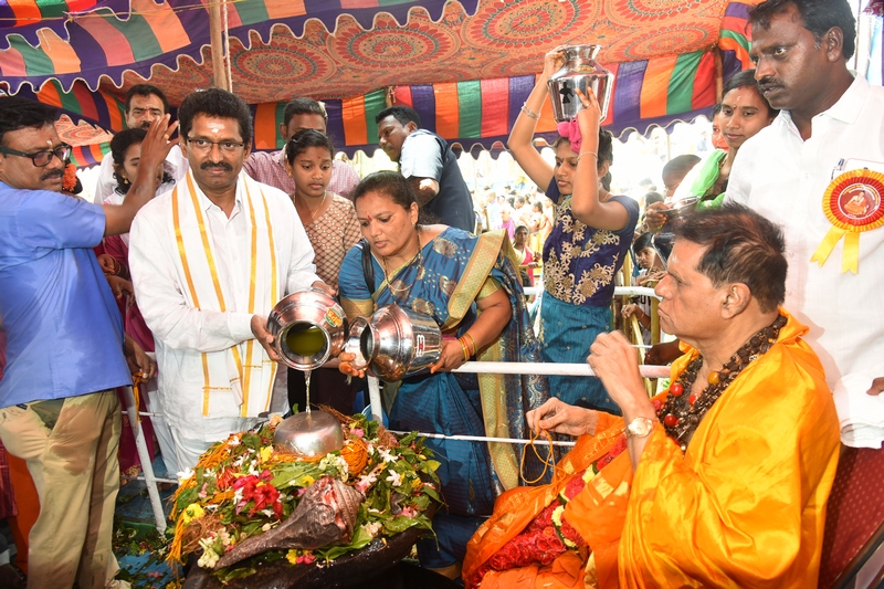 TSR-Honors-Saroja-Devi-With-Viswanata-Samragni-Award-06