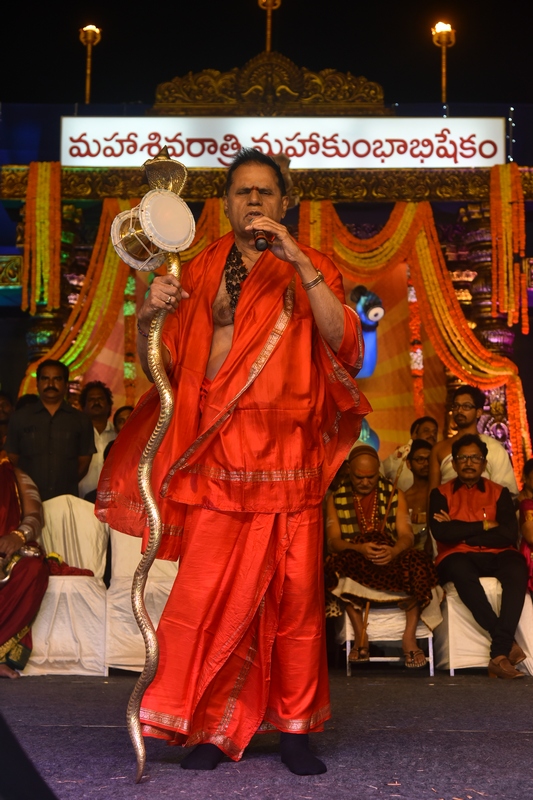 TSR-Honors-Saroja-Devi-With-Viswanata-Samragni-Award-07