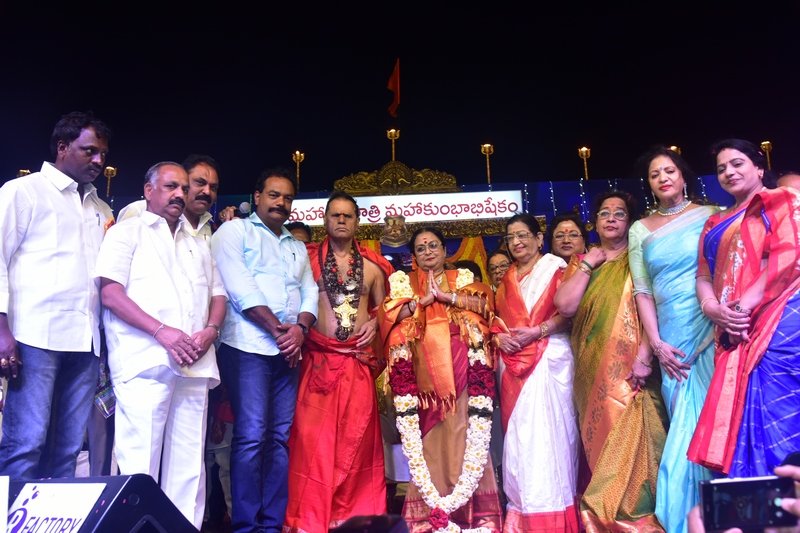 TSR-Honors-Saroja-Devi-With-Viswanata-Samragni-Award-10