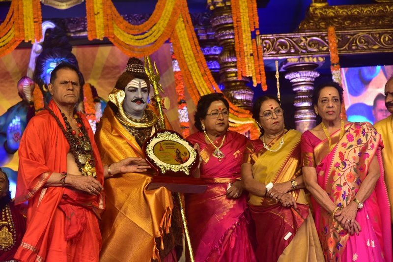 TSR-Honors-Saroja-Devi-With-Viswanata-Samragni-Award-12