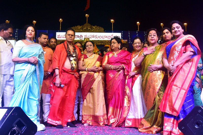 TSR-Honors-Saroja-Devi-With-Viswanata-Samragni-Award-13