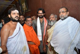 Tej-I-Love-U-Movie-Team-At-Durga-Temple-09