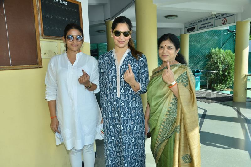 Tollywood-Celebs-Cast-Their-Vote-05