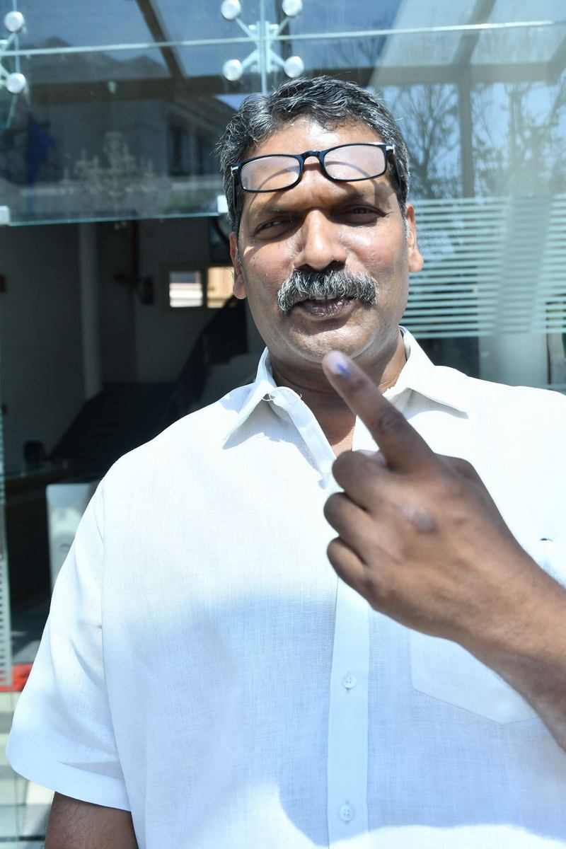 Tollywood-Celebs-Cast-Their-Vote-14