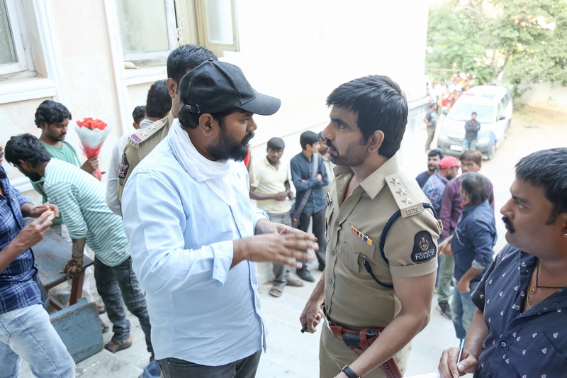 Touch Chesi Chudu Working Stills