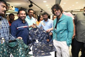 Vijay-Devarakonda-Launches-KLM-Shopping-Mall-05