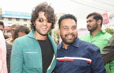 Vijay-Devarakonda-Launches-KLM-Shopping-Mall-10