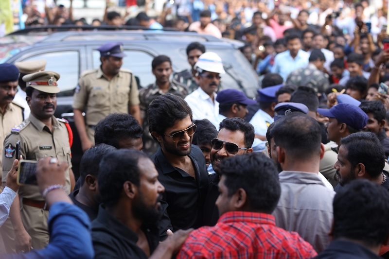 Vijay Devarakonda at KLM Mall Rajahmundry