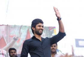 Vijay-Devarakonda-at-KLM-Mall-Rajahmundry-03