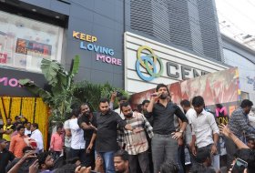 Vijay-Devarakonda-at-KLM-Mall-Rajahmundry-07