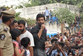 Vijay-Devarakonda-at-KLM-Mall-Rajahmundry-08