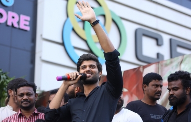 Vijay-Devarakonda-at-KLM-Mall-Rajahmundry-10