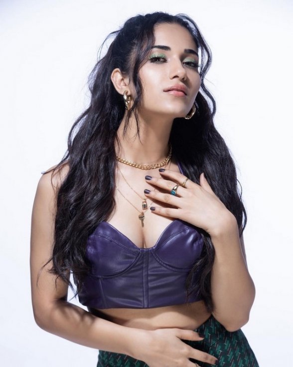 Ruhani-Sharma-New-Photoshoot-02