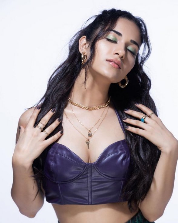 Ruhani-Sharma-New-Photoshoot-03