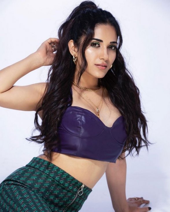 Ruhani-Sharma-New-Photoshoot-04