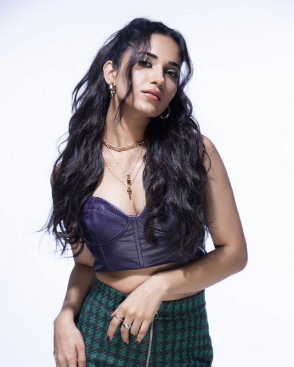 Ruhani-Sharma-New-Photoshoot-05