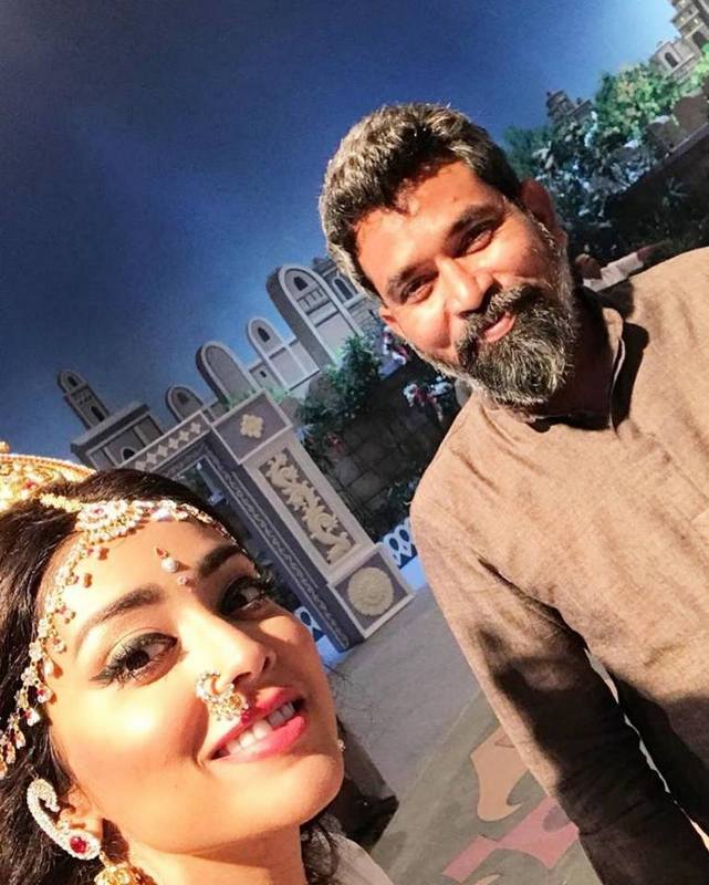 Shriya-Saran-With-NTR-Kathanayakudu-Movie-Team-02