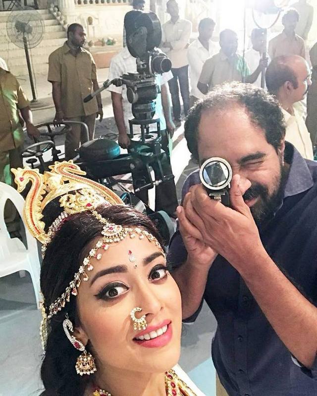 Shriya-Saran-With-NTR-Kathanayakudu-Movie-Team-04