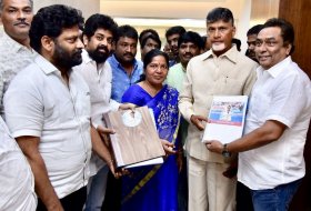 CM-Chandra-Babu-Naidu-Appreciates-Manam-Saitam-04