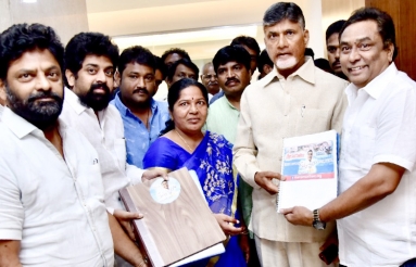 CM-Chandra-Babu-Naidu-Appreciates-Manam-Saitam-09