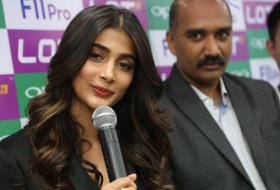 Pooja-Hegde-Launched-OPPO-F11-Pro-Mobile-Launch-02