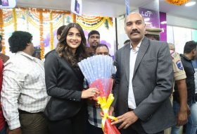 Pooja-Hegde-Launched-OPPO-F11-Pro-Mobile-Launch-03