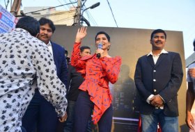 Samantha-Launches-Samsung-S10e-Mobile-at-Big-C-02