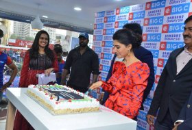 Samantha-Launches-Samsung-S10e-Mobile-at-Big-C-03