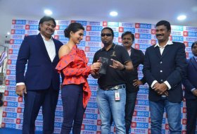 Samantha-Launches-Samsung-S10e-Mobile-at-Big-C-05