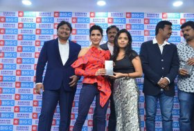 Samantha-Launches-Samsung-S10e-Mobile-at-Big-C-08