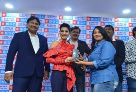 Samantha-Launches-Samsung-S10e-Mobile-at-Big-C-09