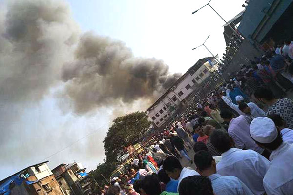 Fire Breaks Out Near Bandra Railway Station Photos