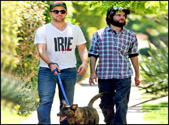 Robert-Pattinson-with-puppy