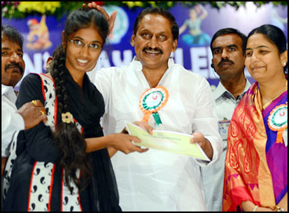 Awards to Children By CM Kiran Kumar 03