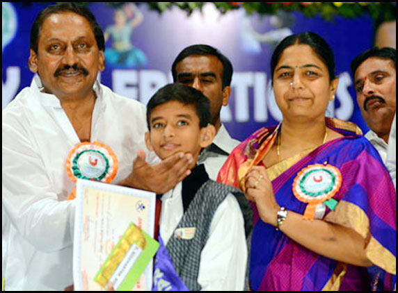 Awards to Children By CM Kiran Kumar 08
