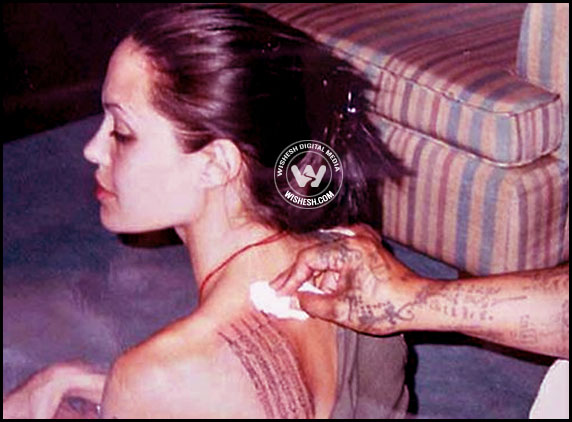Angelina-Jolie-showing-off-tattoo