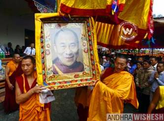 Tibetan monks pay their respects on Dalai Lama&#039;s birthday